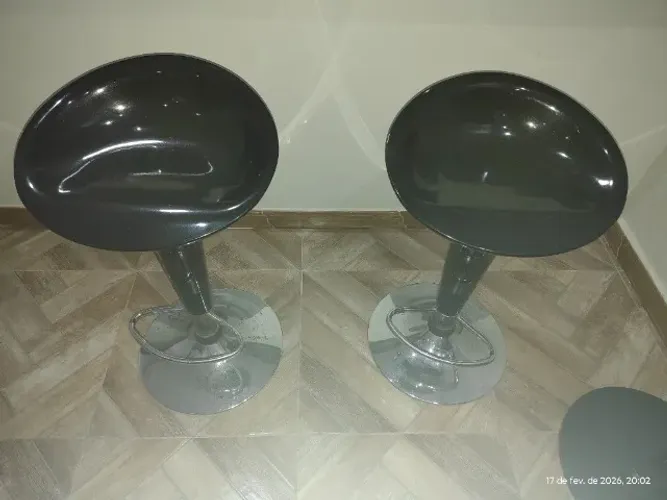 02 Banquetas giratórias pretas