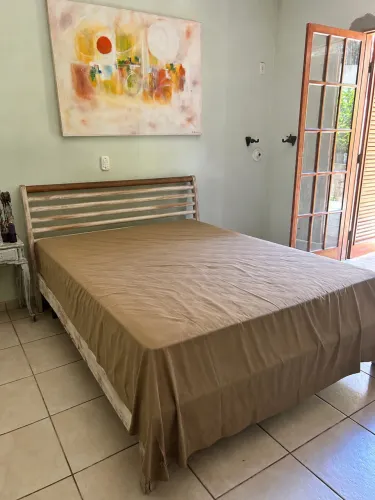 Cama Queen size em madeira maciça com colchão