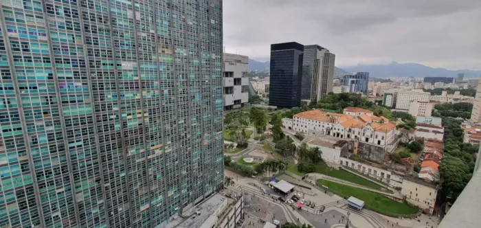 Ótimo grupo dividido em 270m2, próximo ao metro da Carioca, com VLT na esquina, no coração