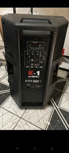 Caixa de som profissional K - 1 PRO com pedestal.