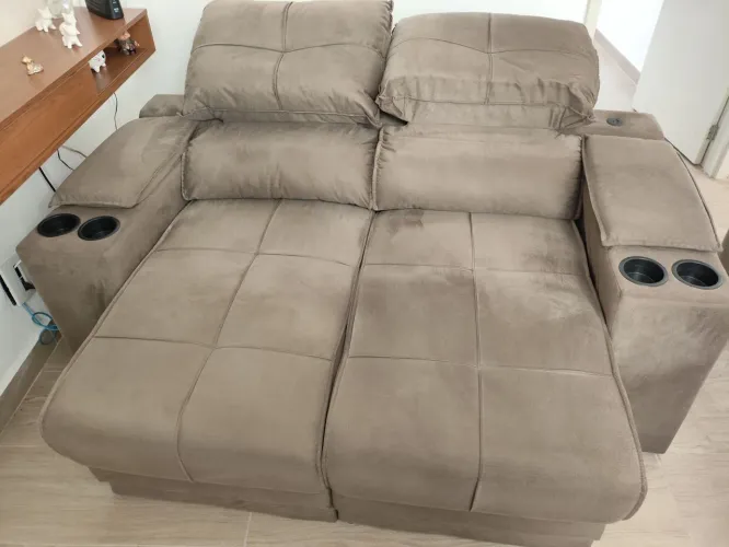 Vende-se sofá de 2 e dois lugares, retrátil, 1200 reais semi novo, não entrego