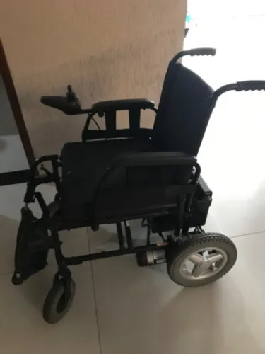Cadeira de roda motorizada - seminova