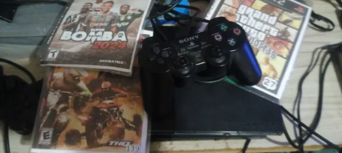Playstation 2 rodando pegando CD COM 1 CONTROLE ORIGINAL SONY E 3 CDS