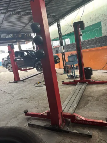 Elevacar Automotivo 2,5 Toneladas Engecass seminovo 