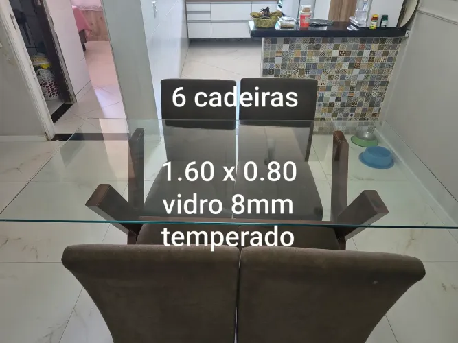 MESA DE VIDRO TEMPERADO COM BASE DE MADEIRA LEGÍTIMA SEIS CADEIRAS