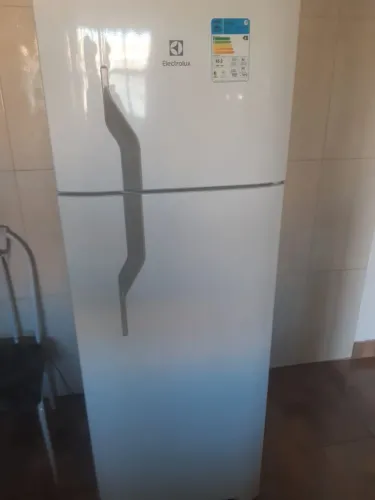 Vendo geladeira funcionando perfeitamente bem conservado valor 1.500 reais semi nova