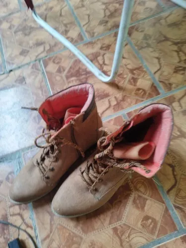 Bota Feminina em Nobuk Tam 39