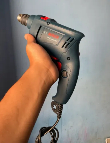 Furadeira de Impacto Bosch GSB 450 RE 450W - Usada apenas 1 vez - Estado de Nova