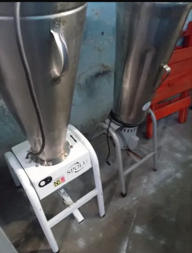 Liquidificador industrial basculante 25 litros usado conservado