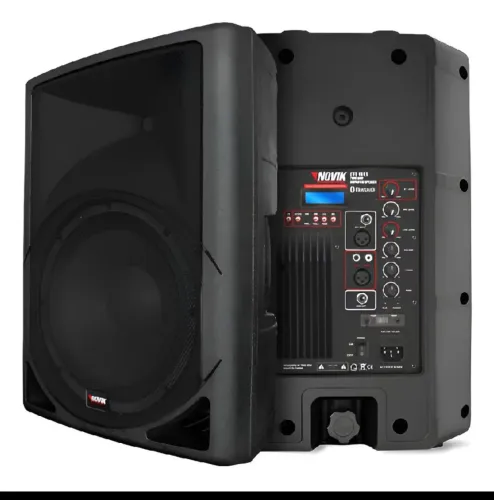 Caixa de som profissional de 359 RMS Novik, com mesa de 6 canais e twitter de 100 watts .
