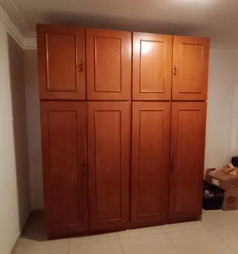 Guarda-roupa em madeira, antigo.