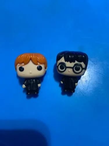 Boneco de coleção kinder ovo Hary Poter e Ronie