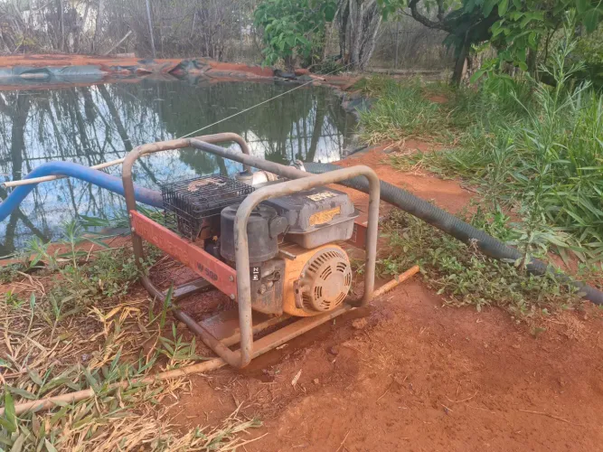 Bomba Huskvarna 5 Hp auto escorvante. Toca dois canhões ou 40 aspersores com muita pres