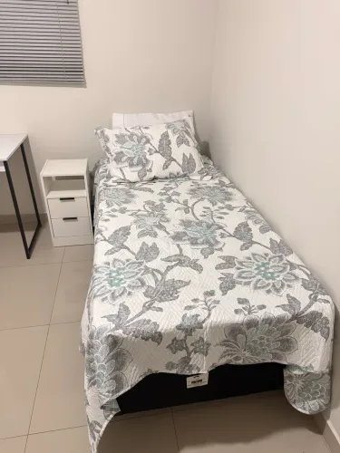Cama de solteiro com criado mudo