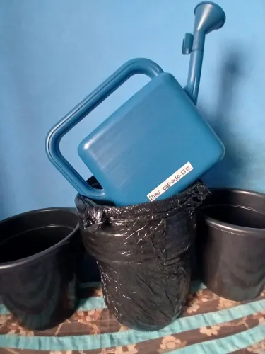 Kit jardinagem: 01,Regador grande 10, lts + 07,vasos grandes de 15,lts cada!