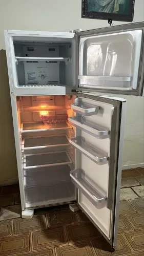 Geladeira 310L
