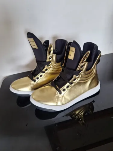 Bota para treino HardcoreFootwear JuJu Salimeni -Dourada