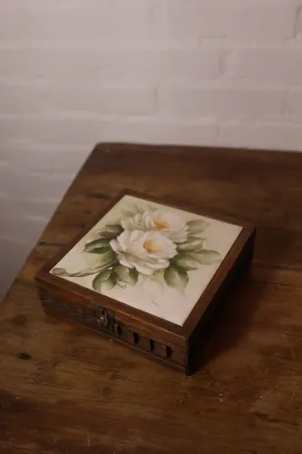 caixa antiga em madeira e porcelana pintada à mão antigo antiquário decoração vintage arte