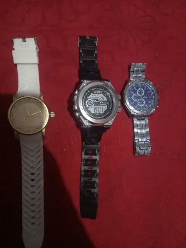 Vendo três relógios de marcas,  está à venda por necessidade