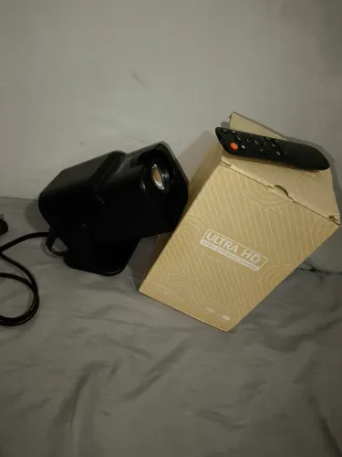 Projetor Ultra HD completo com controle e caixa