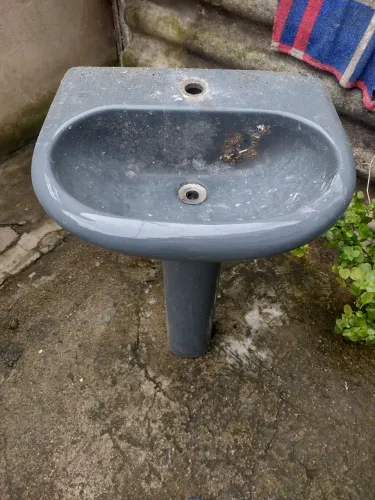 Vendo uma pia de banheiro