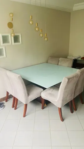 Mesa quadrada 1.40 x 1.40 com 6 cadeira estofadas em madeira macissa