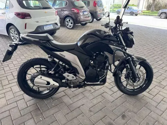 Vendo uma moto Yamaha Fazer 250cc ano 2021 quilometragem 17.000