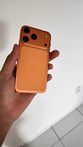 iPhone XR na carcaça do 17 Pro 