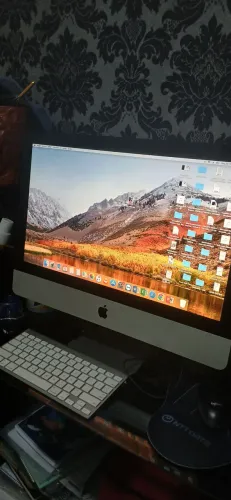 Computador Apple com teclado e mouse sem fio