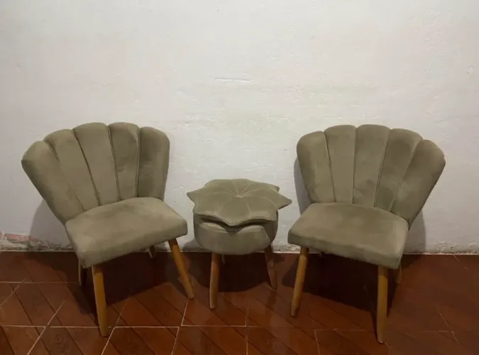 Conjunto de cadeiras estofadas com puff
