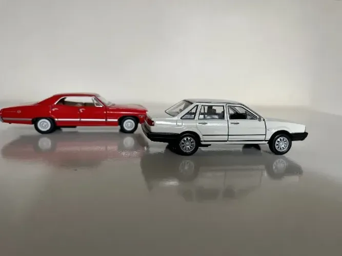 Miniatura Chevrolet Impala e Vokswagem Santana