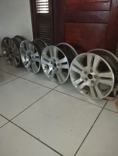 Vende-se rodas 17 furação 5 por 108 linha Ford entre outros veículos