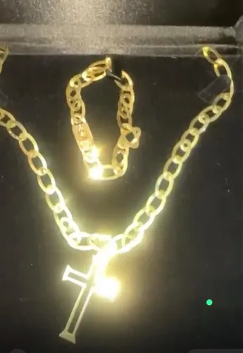 Cordão, pulseira e pingente de ouro. 