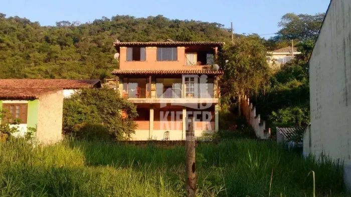 Casa à Venda em Itaipu | 5 Quartos | Quintal Amplo | Excelente Localização