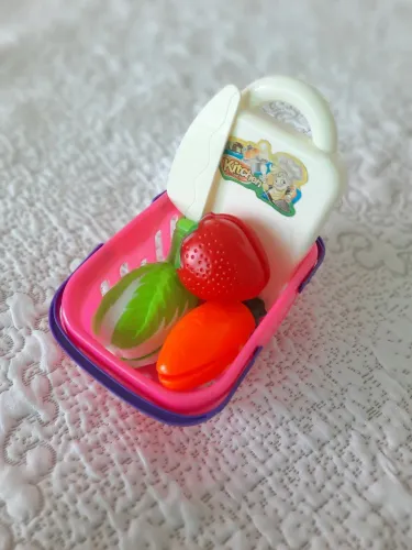 Kit infantil Cesto, frutas e legumes que partem ao meio (velcro), tábua e faça plástico