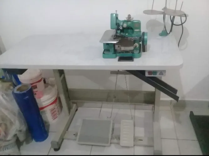 Maquina de costura overlok semi industrial com mesa