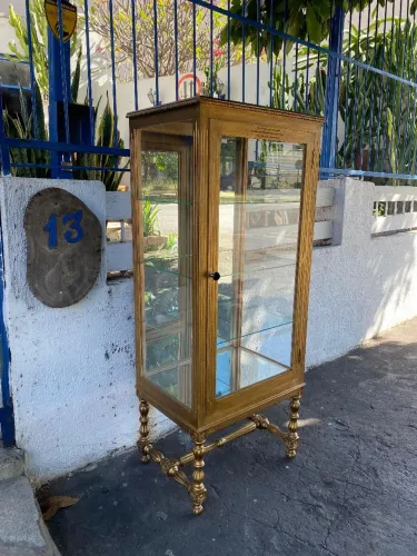 Cristaleira em madeiira com acabamento douradop