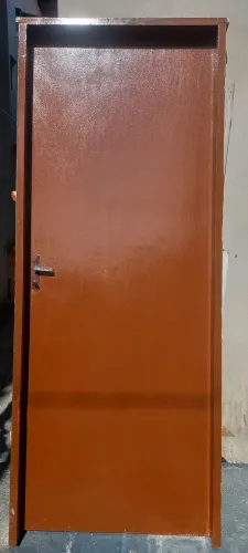 Porta de madeira com batente
