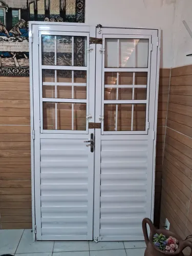 Vendo porta 100% alumínio 2.10 x1.20 largur(*)a.