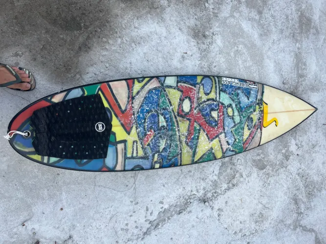 Prancha de surf/ tamanho:6?0?/ deck e quilhas inclusas 1 ano de uso