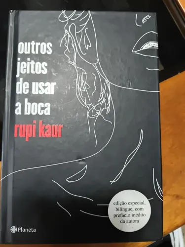 Livro: Outros Jeitos de Usar a Boca (Rupi Kaur)
