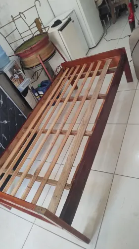 Vendo cama de solteiro de madeira maciça 195cm por 90cm leia a descrição do anúncio.