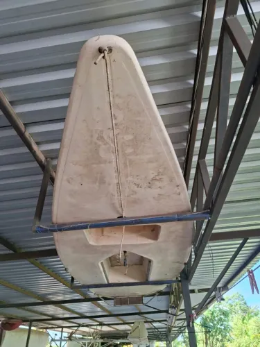 Barco a vela adaptado para motor de popa.