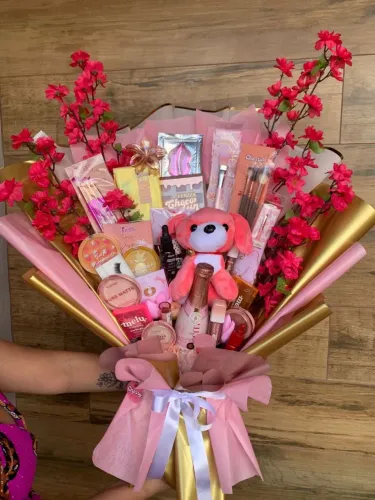 #3 BUQUÊ DE MAQUIAGEM PRESENTEAVEL