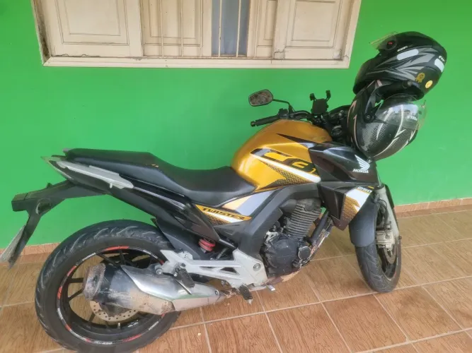 Vendo CB 250 em perfeito estado.