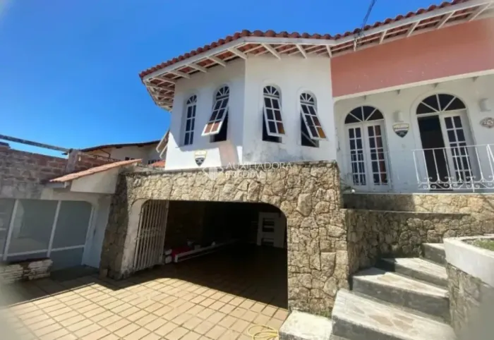 Casa com Lareira e Área Gourmet na Agronômica: Conforto e Lazer Completo