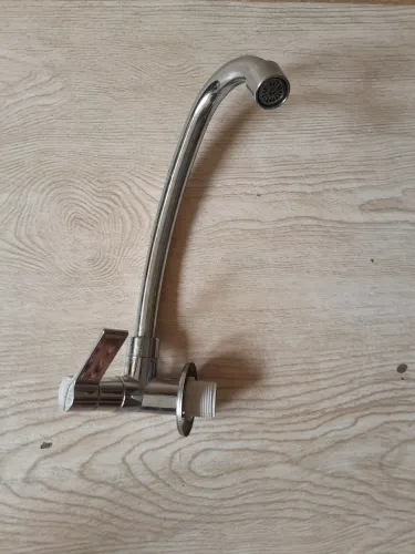 Vendo torneira de parede pra cozinha conservada 35,00