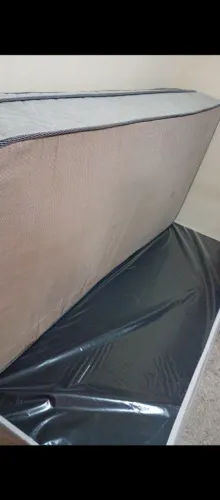 Base e colchão solteiro.