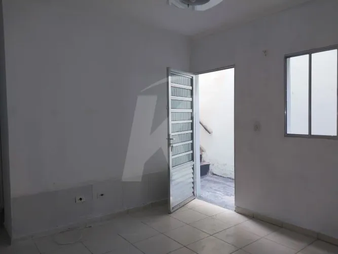 Casa com 01 dormitório, sala, cozinha e banheiro, próximo do shopping Santana Park
