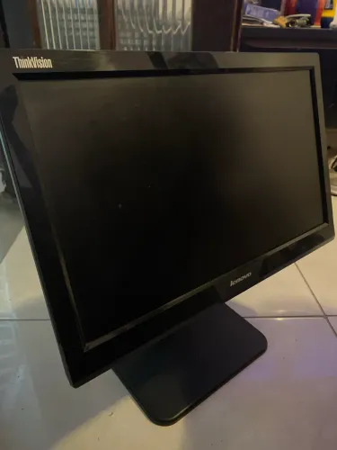 Monitor Lenovo com regulagem de altura e rotação - VGA e DVI